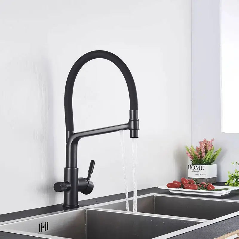 Robinet Cuisine Liora – Laiton Doré avec Flexible en Silicone Noir et Bec Pivotant
