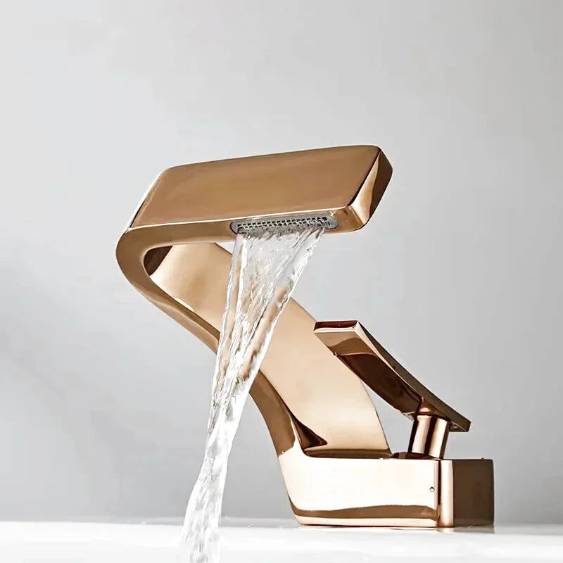 Robinet de Lavabo Aurya – Doré Mat avec Finition Satinée et Design Architectural