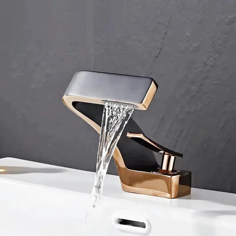 Robinet de Lavabo Aurya – Doré Mat avec Finition Satinée et Design Architectural
