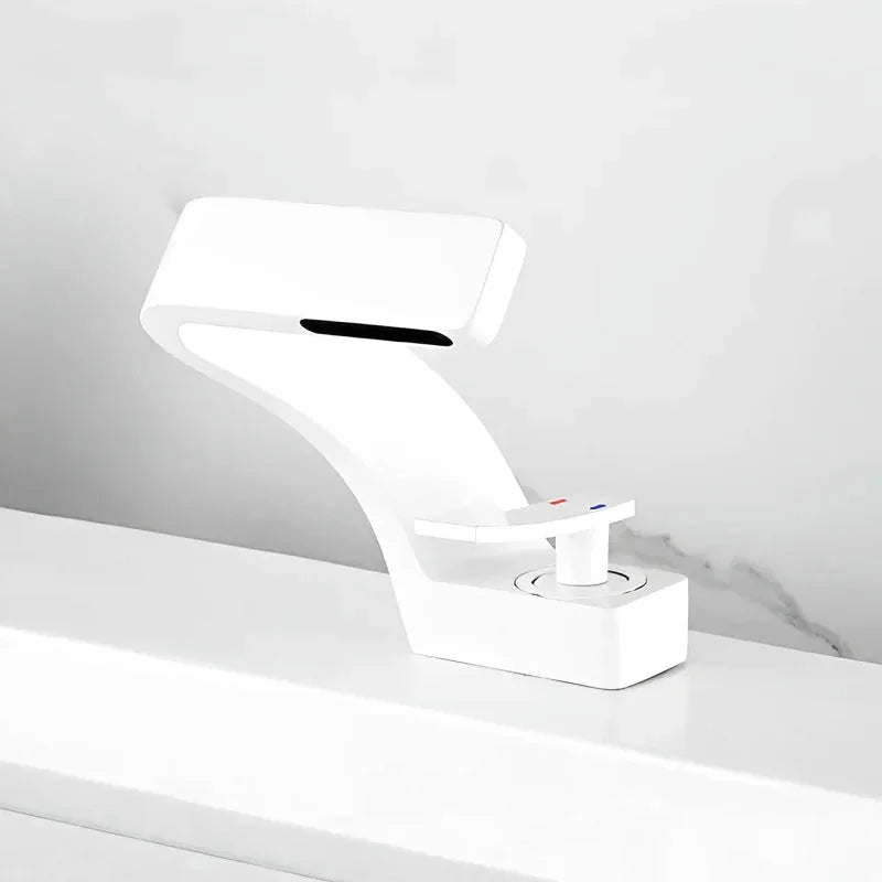 Robinet de Lavabo Aurya – Doré Mat avec Finition Satinée et Design Architectural