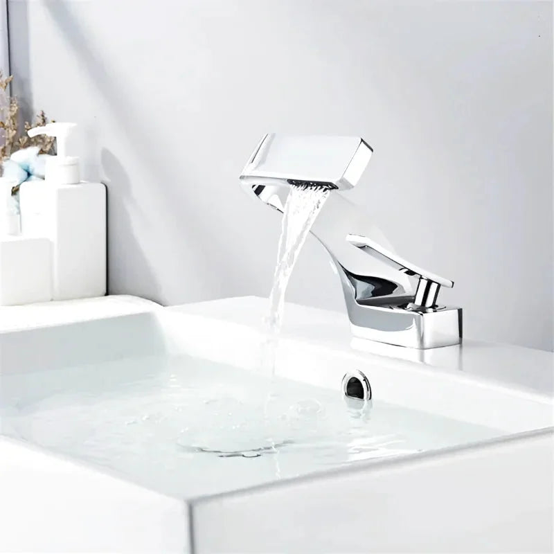 Robinet de Lavabo Aurya – Doré Mat avec Finition Satinée et Design Architectural