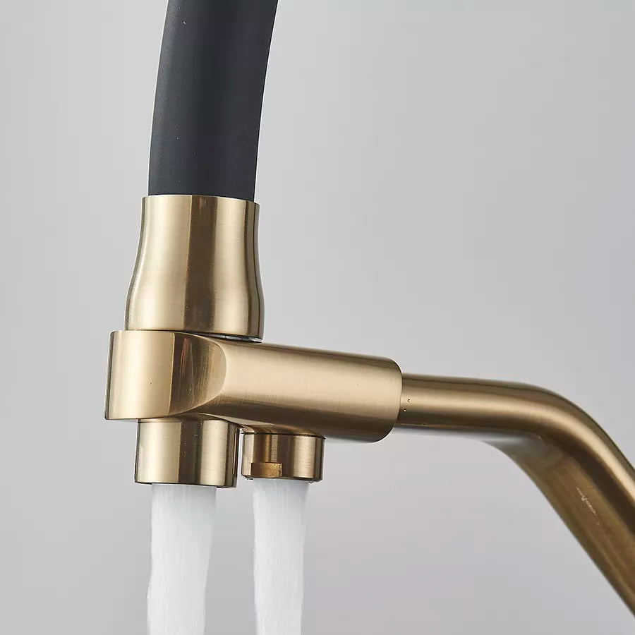 Robinet Cuisine Liora – Laiton Doré avec Flexible en Silicone Noir et Bec Pivotant
