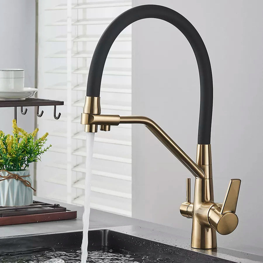 Robinet Cuisine Liora – Laiton Doré avec Flexible en Silicone Noir et Bec Pivotant