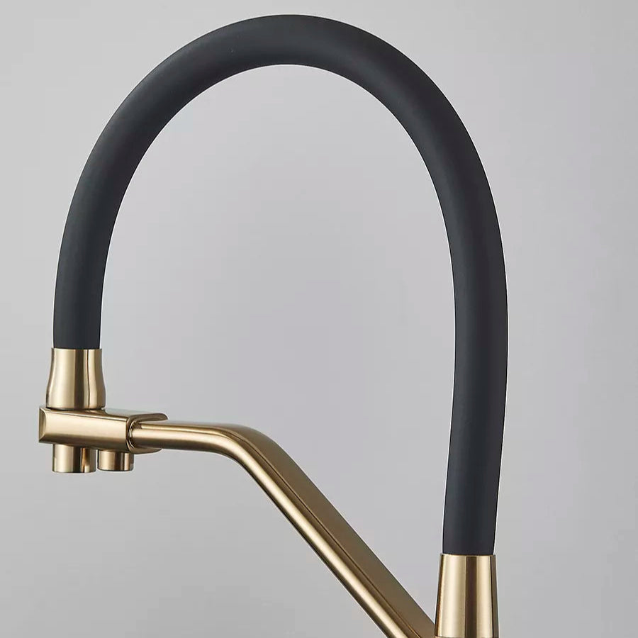 Robinet Cuisine Liora – Laiton Doré avec Flexible en Silicone Noir et Bec Pivotant