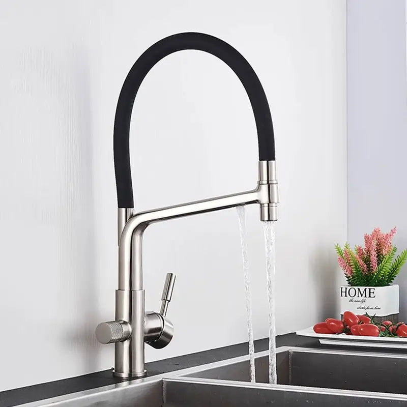 Robinet Cuisine Liora – Laiton Doré avec Flexible en Silicone Noir et Bec Pivotant