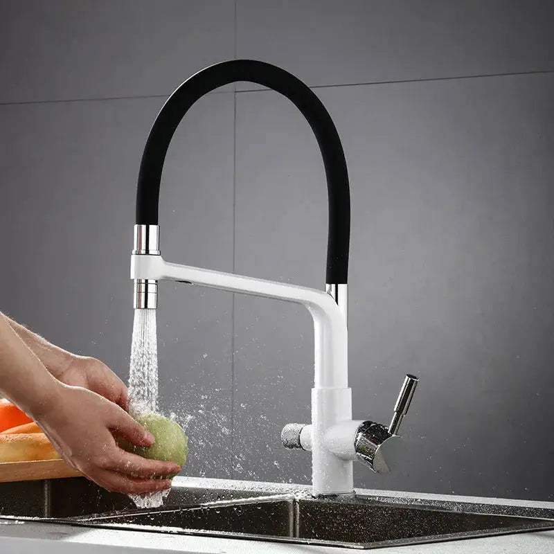 Robinet Cuisine Liora – Laiton Doré avec Flexible en Silicone Noir et Bec Pivotant
