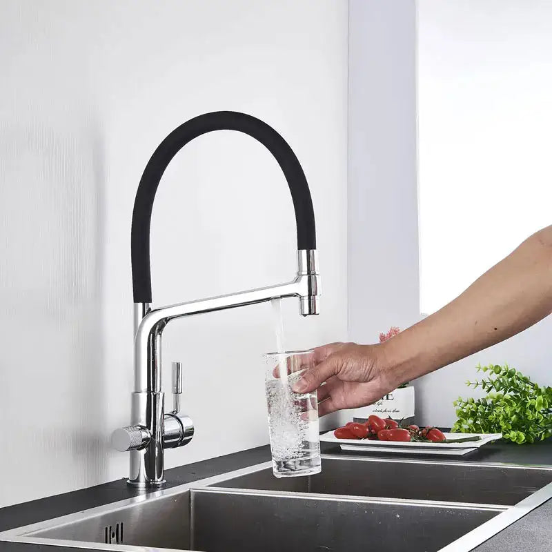 Robinet Cuisine Liora – Laiton Doré avec Flexible en Silicone Noir et Bec Pivotant