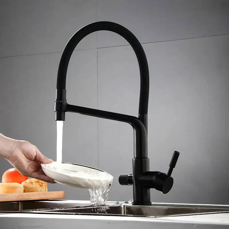 Robinet Cuisine Liora – Laiton Doré avec Flexible en Silicone Noir et Bec Pivotant