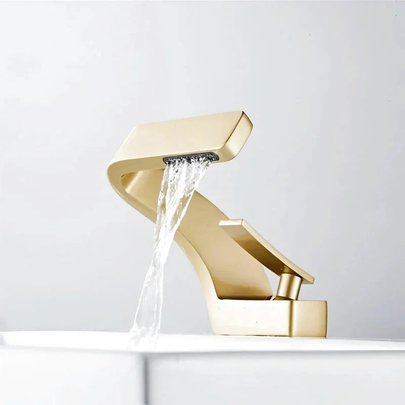 Robinet de Lavabo Aurya – Doré Mat avec Finition Satinée et Design Architectural