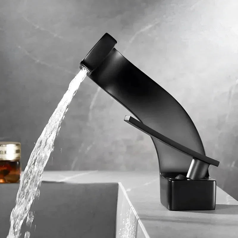 Robinet de Lavabo Aurya – Doré Mat avec Finition Satinée et Design Architectural