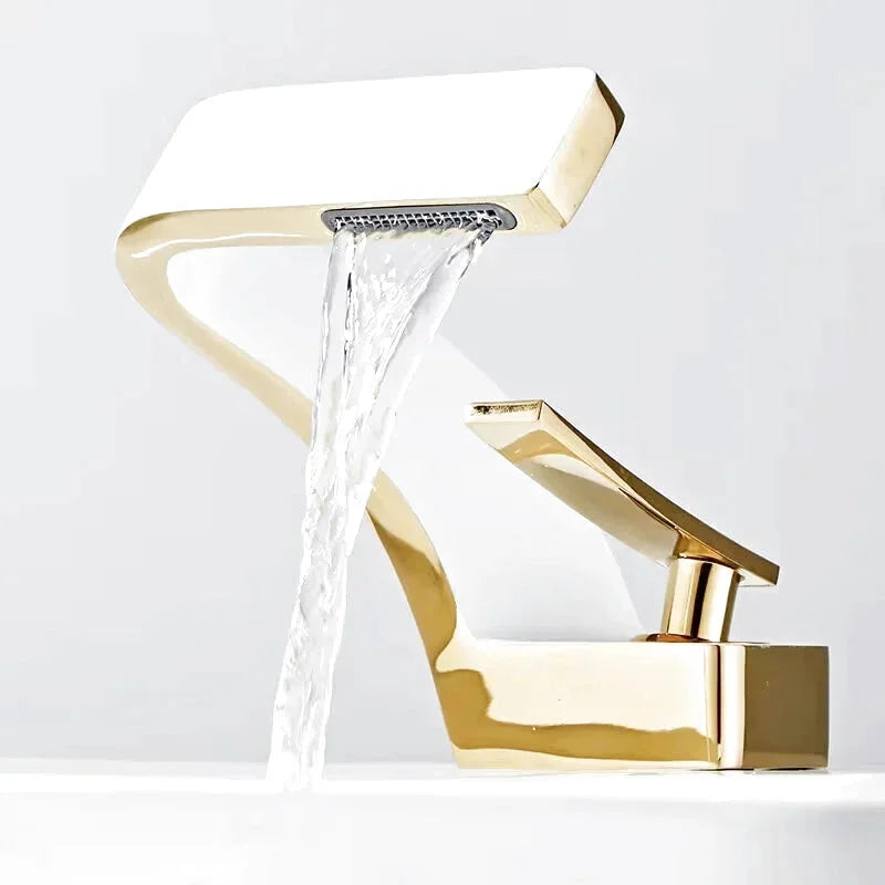 Robinet de Lavabo Aurya – Doré Mat avec Finition Satinée et Design Architectural