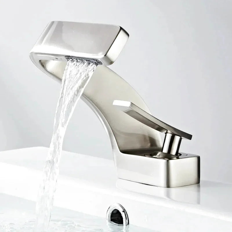 Robinet de Lavabo Aurya – Doré Mat avec Finition Satinée et Design Architectural